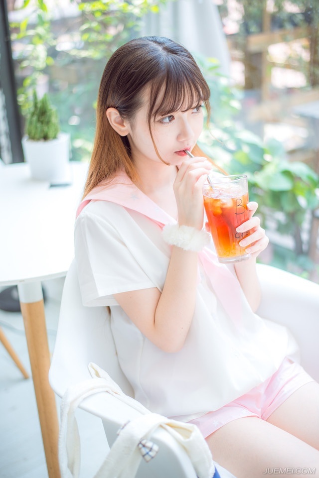 “只是没想到，时间过得这么快！连他最后一面都没能见到。”小乔叹了口气，这一转眼，从被吕布劫走到现在，已经快十年了，脑海中，周瑜长什么样，她都快要忘记了，想到这里，小乔也不由的有些怅然。